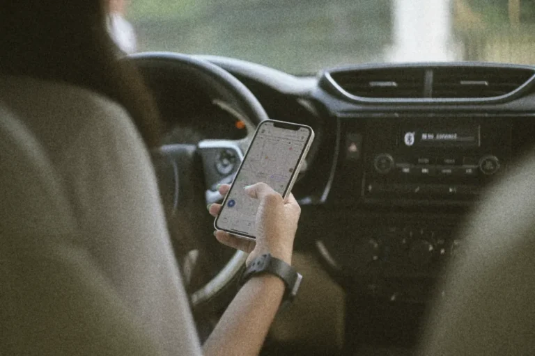Téléphone au volant : décrocher peut désormais coûter le permis